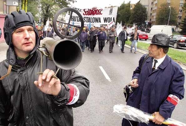 Protestujący strzelali z petard, blokowali ruch pojazdów, utrudniając życie kierowcom, ale - zdaniem policji - nie doszło do żadnych ekscesów.