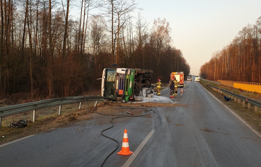 Groźny wypadek czterech pojazdów na drodze wojewódzkiej. Z...