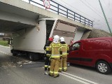 W Sędziszowie Małopolskim ciężarówka utknęła pod wiaduktem. Wjechał w nią samochód osobowy [ZDJĘCIA]