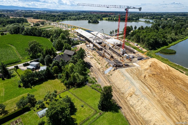 Na budowie S1 między węzłami Oświęcim i Dankowice widać konkretne efekty, trwa budowa konstrukcji mostów i wiaduktów