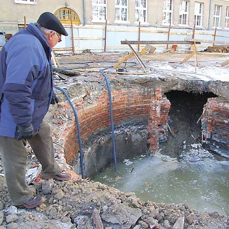 Szef budowy Zdzisław Okuniewicz przy poniemieckim zbiorniku.