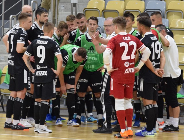 W składach dwóch przedstawicieli Opolszczyzny w Statscore Futsal Ekstraklasie, czyli Dremana Opole Komprachcice i Fit-Morning Gredara Brzeg, nie brakuje zawodników, którzy jednocześnie uprawiają futsal, jak i piłkę nożną w jej klasycznym wydaniu. Zobaczcie, jakie kluby reprezentują oni, kiedy przychodzi im rywalizować na trawie w rozgrywkach ligowych i Regionalnym Fortuna Pucharze Polski.