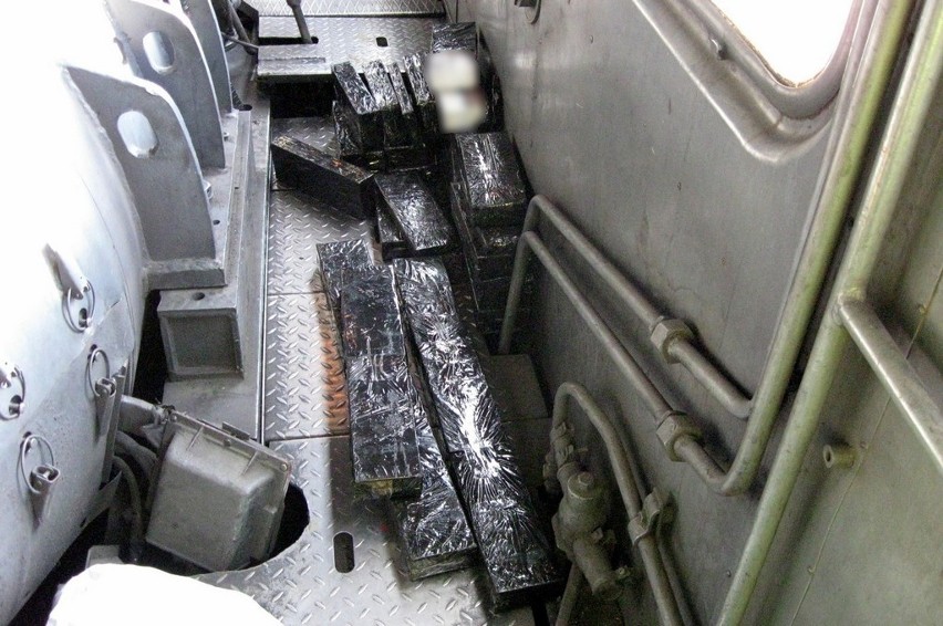 Wykryty przemyt papierosów w podłodze lokomotywy