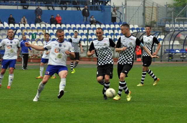 Przy piłce Kamil Sobala (z lewej) i Krzysztof Świątek, którzy w tym sezonie zdobyli już w sumie 37 goli dla Hutnika