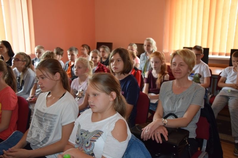 W tłuchowskiej bibliotece zaprezentowali się Mistrzowie Słowa, recytowali miłośnicy poezji