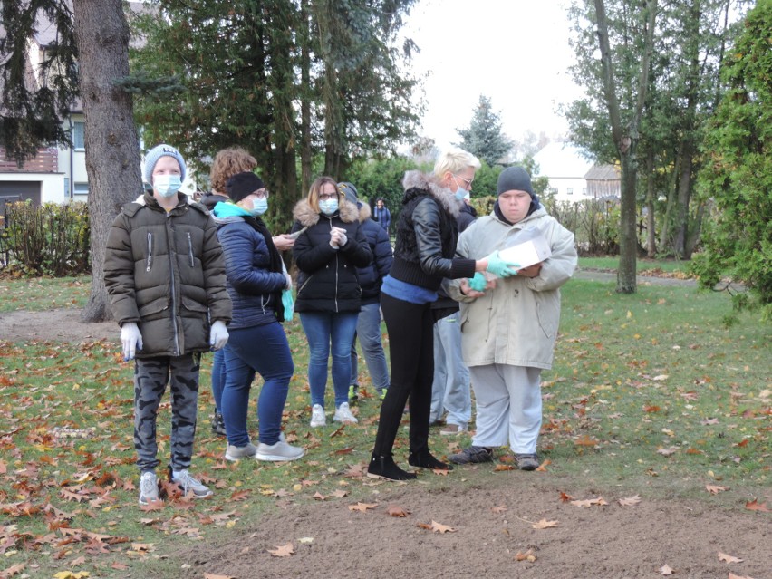 Zuzela. Specjalny Ośrodek Szkolno-Wychowawczy w Zuzeli powita wiosnę kwietną rabatą. Zdjęcia