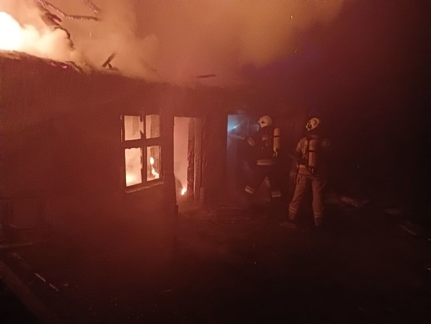 Nocny pożar budynku mieszkalnego w miejscowości Gizałki Las....