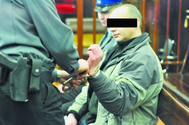 Andrzej K. został na salę sądową doprowadzony z aresztu, gdzie przebywa od września 2009 roku