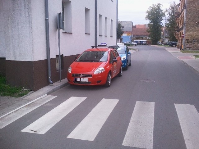 Auto szkoły jazdy zaparkowane tuż przy skrzyżowaniu w Sulechowie.