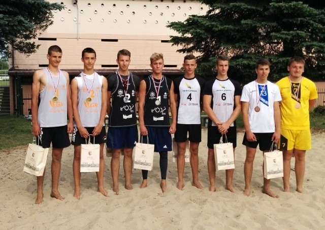 Libiążanie (pierwszy duet z lewej) zostali mistrzami Małopolski w siatkówce plażowej juniorów