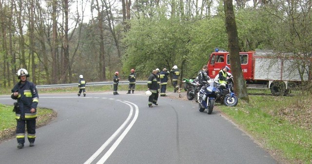 Jeden z motocyklistów, który poruszał się w grupą znajomych zjeżdżając z Góry Św. Anny, nie dostosował prędkości do łuku drogi, utracił panowanie nad motocyklem i wjechał do rowu.