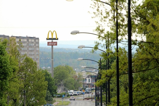 Budowa restauracji McDonald’s w Skarżysku-Kamiennej posuwa się szybko naprzód. Właśnie postawiono przy niej wysoką konstrukcję zwieńczoną logo tej sieci.Wysoki na ponad 50 metrów pylon będzie widoczny z daleka. Jego stawianie trwało dwa dni. Samo logo, tzw. złote łuki, znajdujące się na szczycie ma ponad 5 metrów wysokości.