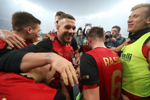 Lukas Podolski z kolegami długo świętowali zwycięstwo nad Ruchem.Zobacz kolejne zdjęcia. Przesuwaj zdjęcia w prawo - naciśnij strzałkę lub przycisk NASTĘPNE
