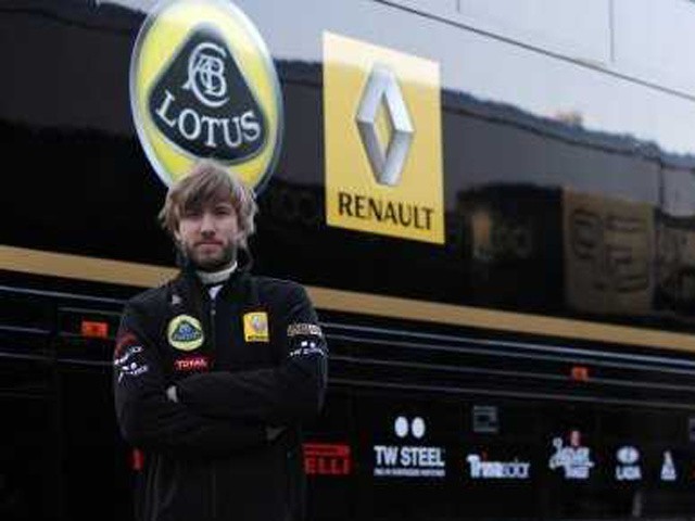 Nick Heidfeld na tle logo Lotus Renault.