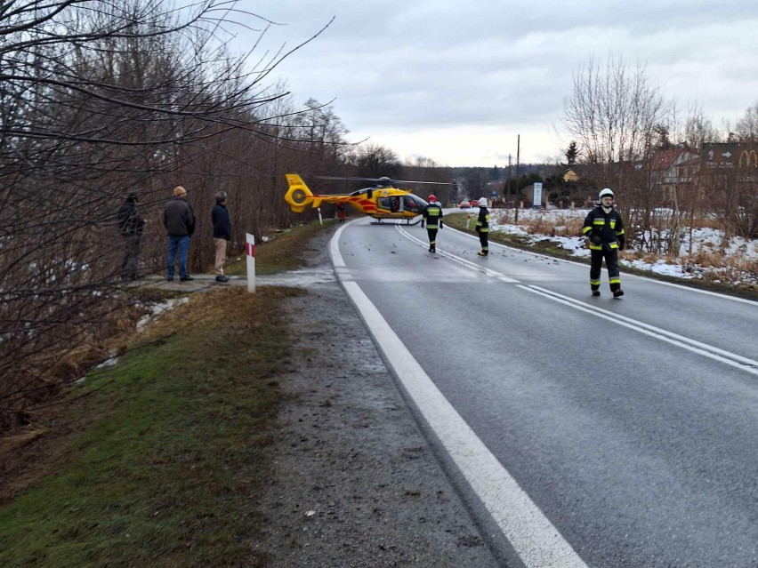Zderzenie ciężarówki z samochodem osobowym na drodze krajowej numer 9 w Rudniku. Auto stanęło w ogniu, kierowca nie żyje