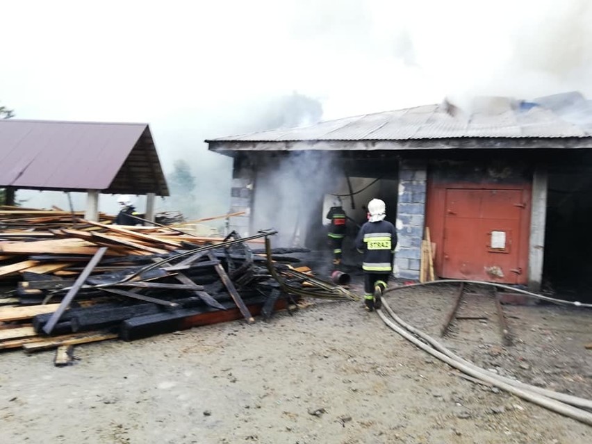 Jurków. Płonie stolarnia. Strażacy walczą z ogniem, który zagraża pobliskiemu domowi [ZDJĘCIA]