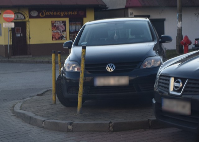 Jest problem z parkowaniem na dużych osiedlach w ŻorachZobacz kolejne zdjęcia. Przesuwaj zdjęcia w prawo - naciśnij strzałkę lub przycisk NASTĘPNE