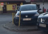 Na osiedlach w Żorach brakuje parkingów. Kierowcy zostawiają auta gdzie popadnie. To problem