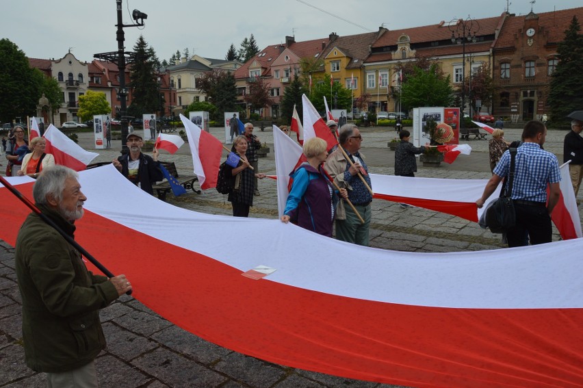 Myślenice. Święto Flagi - na Rynku zrobiło się biało-czerwono [ZDJĘCIA]