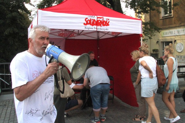 Do składania podpisów poparcia zachęcał przechodniów z pomocą megafonu Ryszard Tchórz z „Solidarności”.