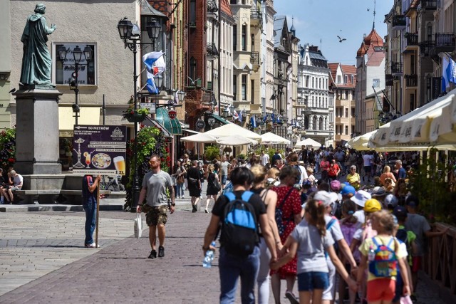 22.06.2023 torun rozpoczecie sezonu turystycznego oznacza tlumy turystow na torunskiej starowce fot. piotr lampkowski / polska press