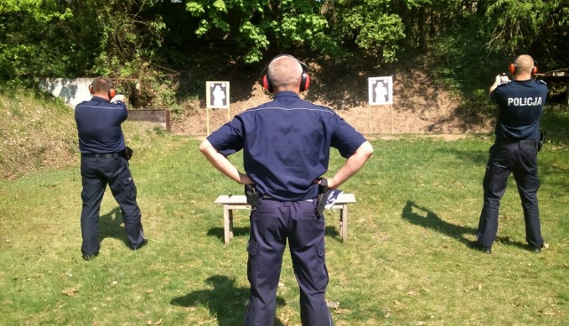 W czwartek na strzelnicy w Giżycku odbyło się szkolenie strzeleckie węgorzewskich policjantów. Stróże prawa ćwiczą umiejętności w posługiwaniu się różnymi rodzajami broni w ciągu całego roku. Do treningów przystępują funkcjonariusze wszystkich pionów służbowych.