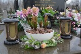 Cmentarz w Krasnosielcu przystrojony na Wielkanoc. Zobacz świąteczne kompozycje nagrobne oraz wiosenne akcenty. 4.04.2023