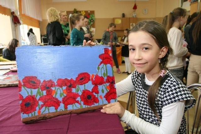 Oliwia Kozłowska z klasy trzeciej zdobyła pierwsze miejsce w konkursie plastycznym &#8222;Co mi w duszy gra na wiosnę&#8221;.