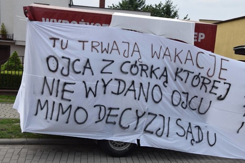 Zdesperowany ojciec walczy o dziecko. Protestuje przed domem, w którym jest jego była partnerka z córką