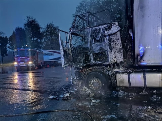 Waliły Stacja. Ciężarówka spłonęła na parkingu Pronaru