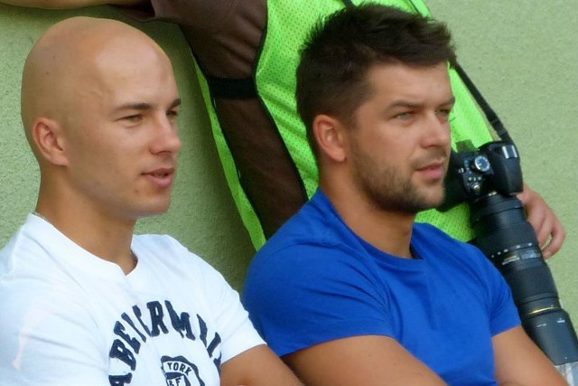 Damian Diektiarenko (w niebieskiej koszulce) szuka następcy. Z lewej zawodnik Stali Łukasz Milanowski.
