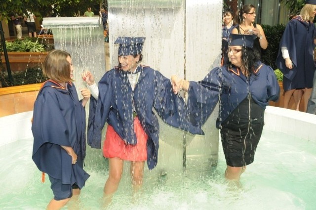 Po odebraniu dyplomu co odważniejsi zrobili sobie fotki z uczelnianą fontanną w roli głównej.