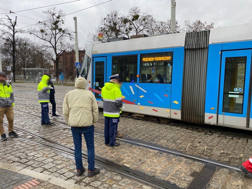 Pasażerowie musieli opuścić pojazdy i ruszyć pieszo przez...