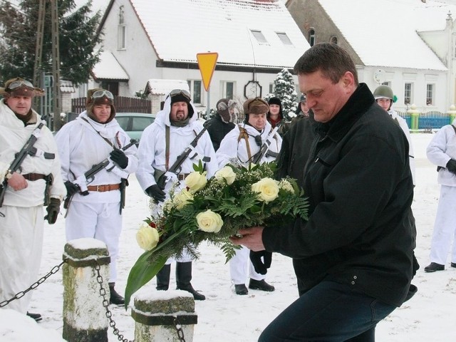 Kwiaty przed pomnikiem Karabanowa złożył radny Jacek Baczyński.