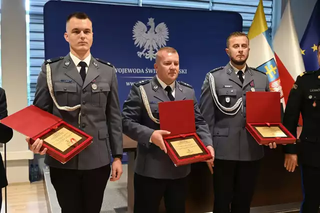 Wśród odznaczonych byli aspirant Adam Złotnik z Komendy Wojewódzkiej Policji w Kielcach oraz aspirant Robert Nalepa i sierżant Emil Bech z Komendy Powiatowej Policji w Busku – Zdroju.