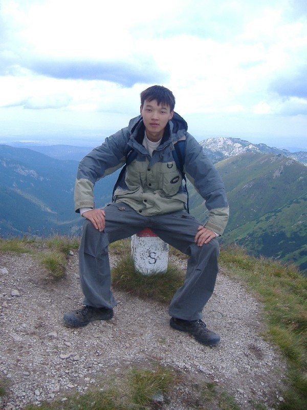 22-letni Khash od 11 lat mieszka w Polsce. Za kilka dni miał zostać inżynierem. Jego przyjaciele nie mogą uwierzyć, że w tak szczęśliwej chwili może spaść na niego decyzja o wydaleniu z naszego kraju.