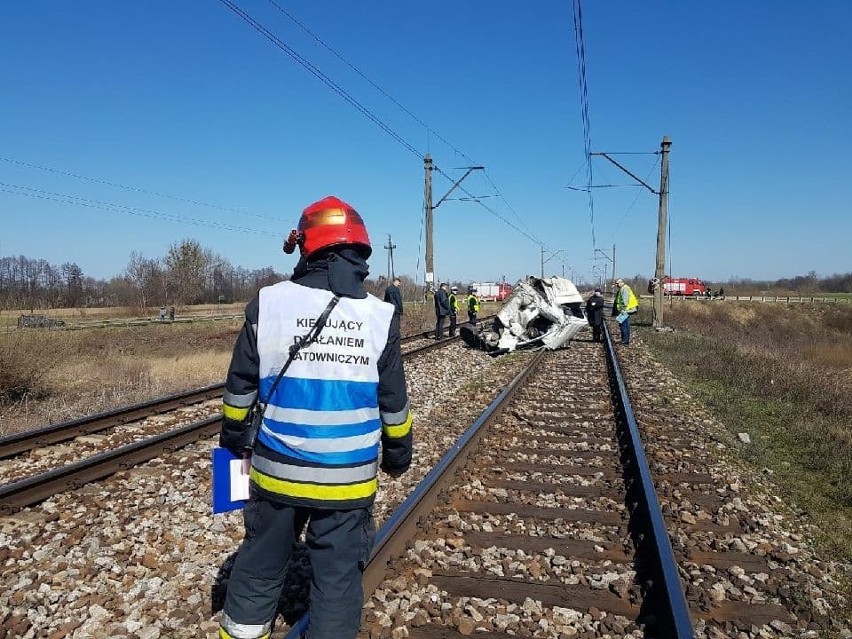 Tragedia w miejscowości Nagórnik. Pociąg uderzył w auto na przejeździe kolejowym. Jedna osoba nie żyje
