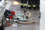 Tragedia w Jeziorach Wielkich. Zderzenie mercedesa z rowerzystką. Nie żyje 70-latka