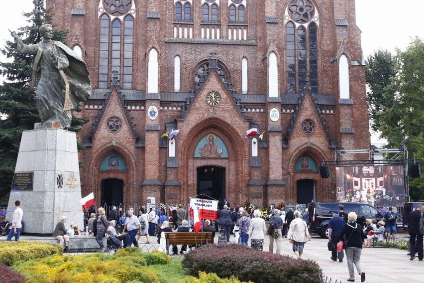 Pogrzeb arcybiskupa Henryka Hosera. Duchowny spoczął w podziemiach katedry warszawsko-praskiej