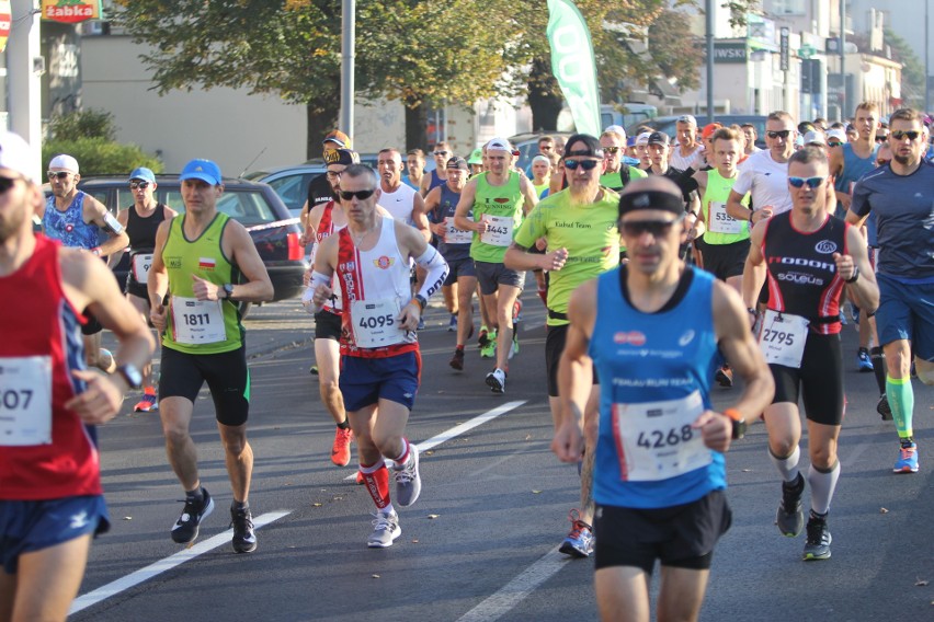 Zdjęcia z maratonu w Poznaniu 2018 - biegacze na pierwszym...