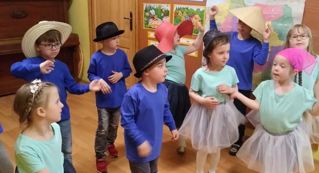 Stworzono  13 interpretacji piosenek Majki Jeżowskiej - każda przedszkolna grupa w swojej sali.