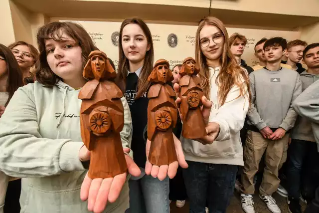 W II LO w Bydgoszczy czuć już świąteczną atmosferę. Trwają wielkie przygotowania do jubileuszu 100-lecia nadania szkole imienia Mikołaja Kopernika. Aktywnie włączyli się w nie uczniowie.