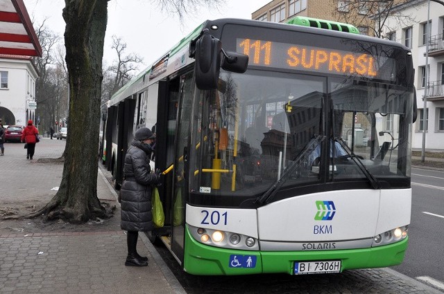 Przystanek przy ulicy Sienkiewicza. Rusza autobus nr 111 do Supraśla.