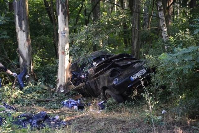 Droga z Zielonej Góry do Krosna Odrzańskiego. Samochód niemalże wcisnął się w drzewa.