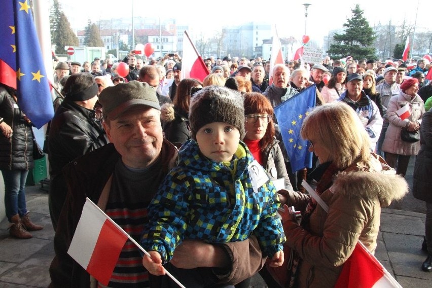 Pikieta w Kielcach w obronie demokracji - „Przepraszajcie i spadajcie”