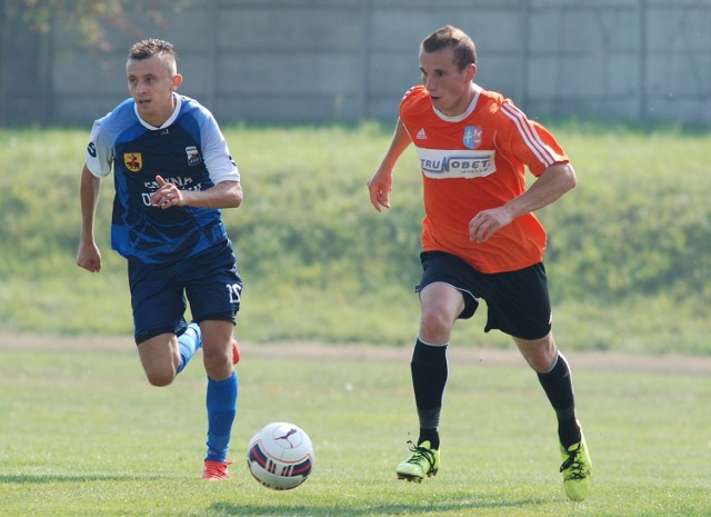 Piotr Frańczak (z lewej) zdobył bramkę dla Alitu Ożarów w wyjazdowym spotkaniu z Unią Sędziszów, wygranym 3:1.