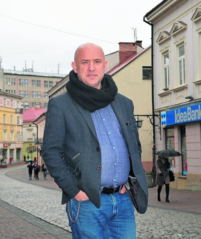 Marek Ostrowski na własnej kieszeni odczuwa „zaciemnienie” ul. Wałowej. Do jego restauracji przychodzi coraz mniej gości