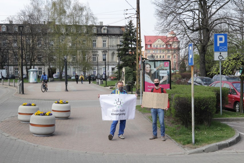 Śląski Ruch Klimatyczny protestował przed Urzędem Miasta...