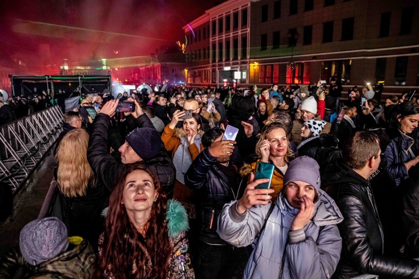 Sylwester Miejski w Białymstoku 2021/2022. Tłumy na Rynku...