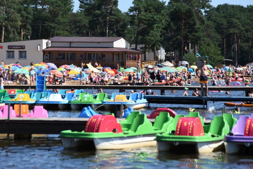 Upał powrócił na Świętokrzyską Ibizę, a wraz z nim letnicy. Zalew w Sielpi pełen wczasowiczów